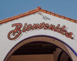 building entrance reading "bienvenidos"